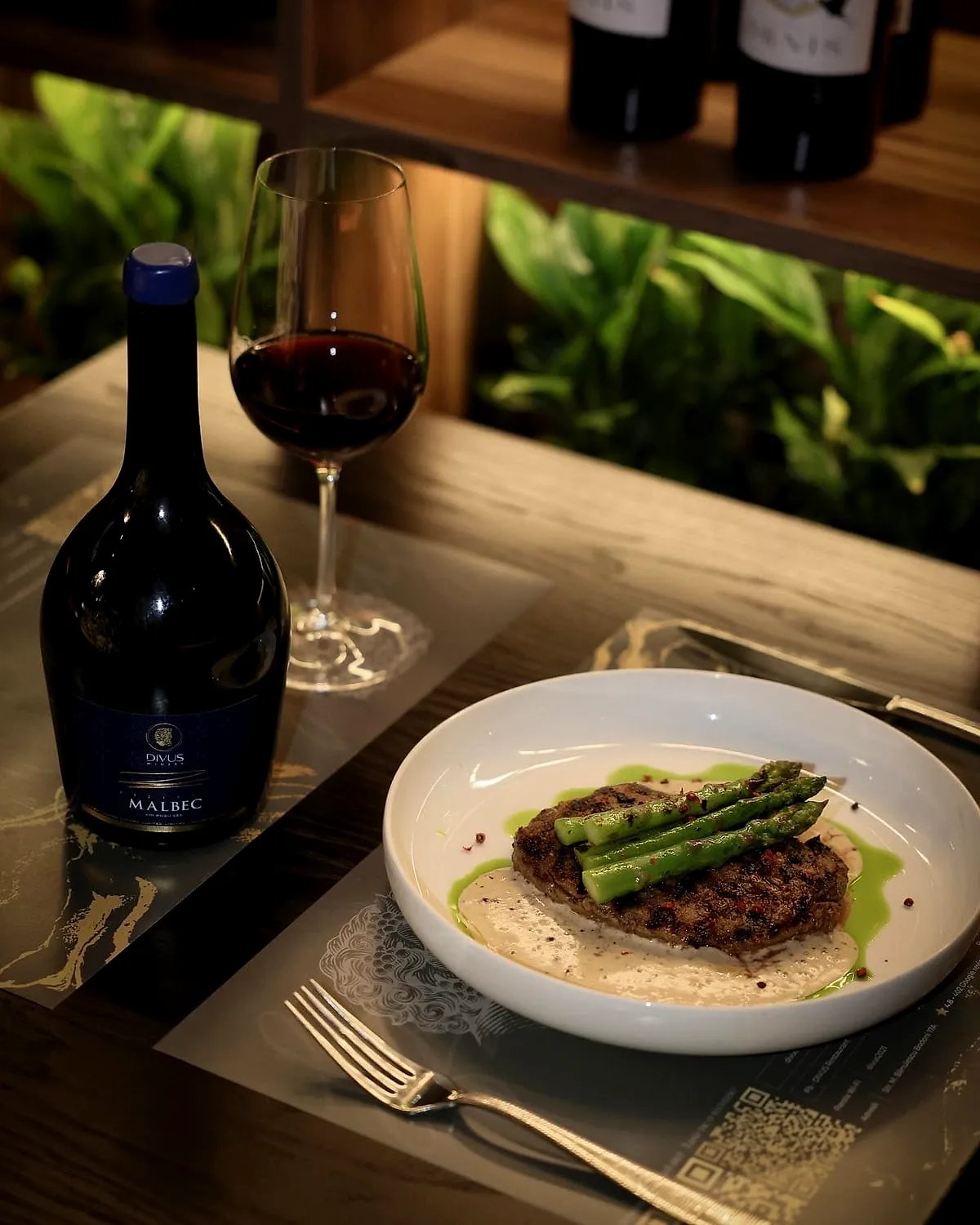 Пеппер-стейк со спаржей и бутылкой Divus Malbec